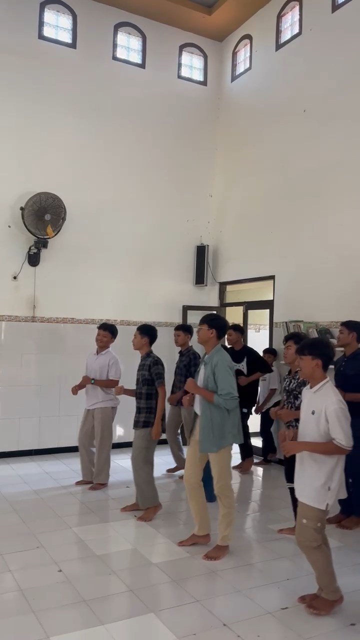 Pemaparan materi mitigasi bencana oleh pemateri di SMP Bustanul Makmur saat memperingati Hari Kesiapsiagaan Bencana Nasional 2025.