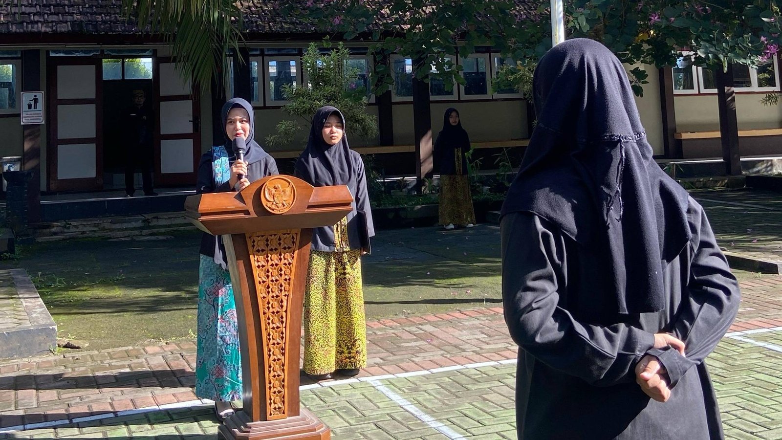 Upacara bendera dalam Peringatan Hari Kartini 2025 di SMP Bustanul Makmur