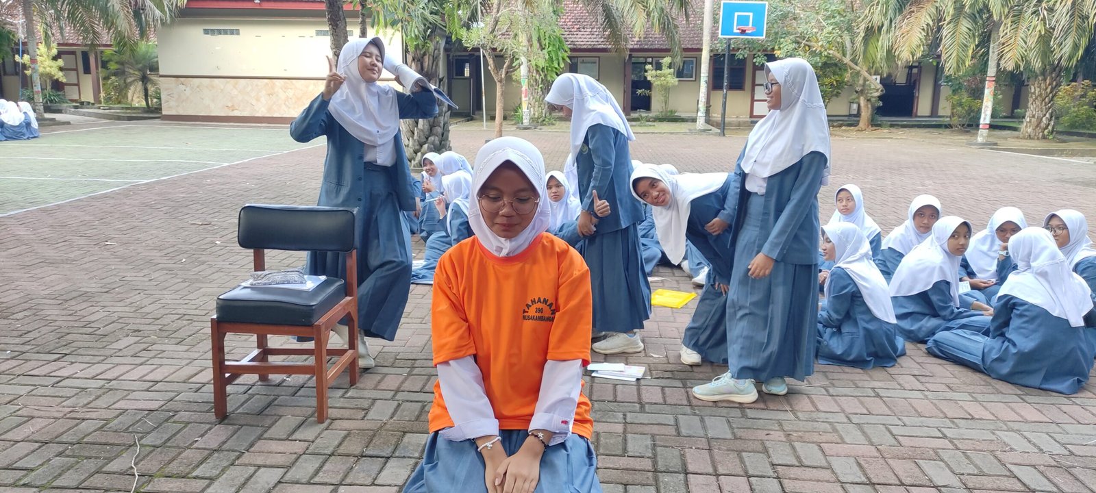 Siswa SMP Bustanul Makmur mengenakan atribut persidangan saat melakukan simulasi dalam uji praktik Pendidikan Pancasila di kelas dan halaman sekolah.