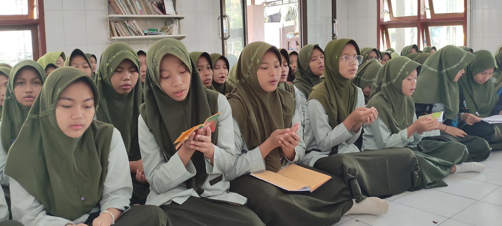 Siswa mengikuti pengajian mukhtarul ahadits di Masjid UM Dua SMP Bustanul Makmur