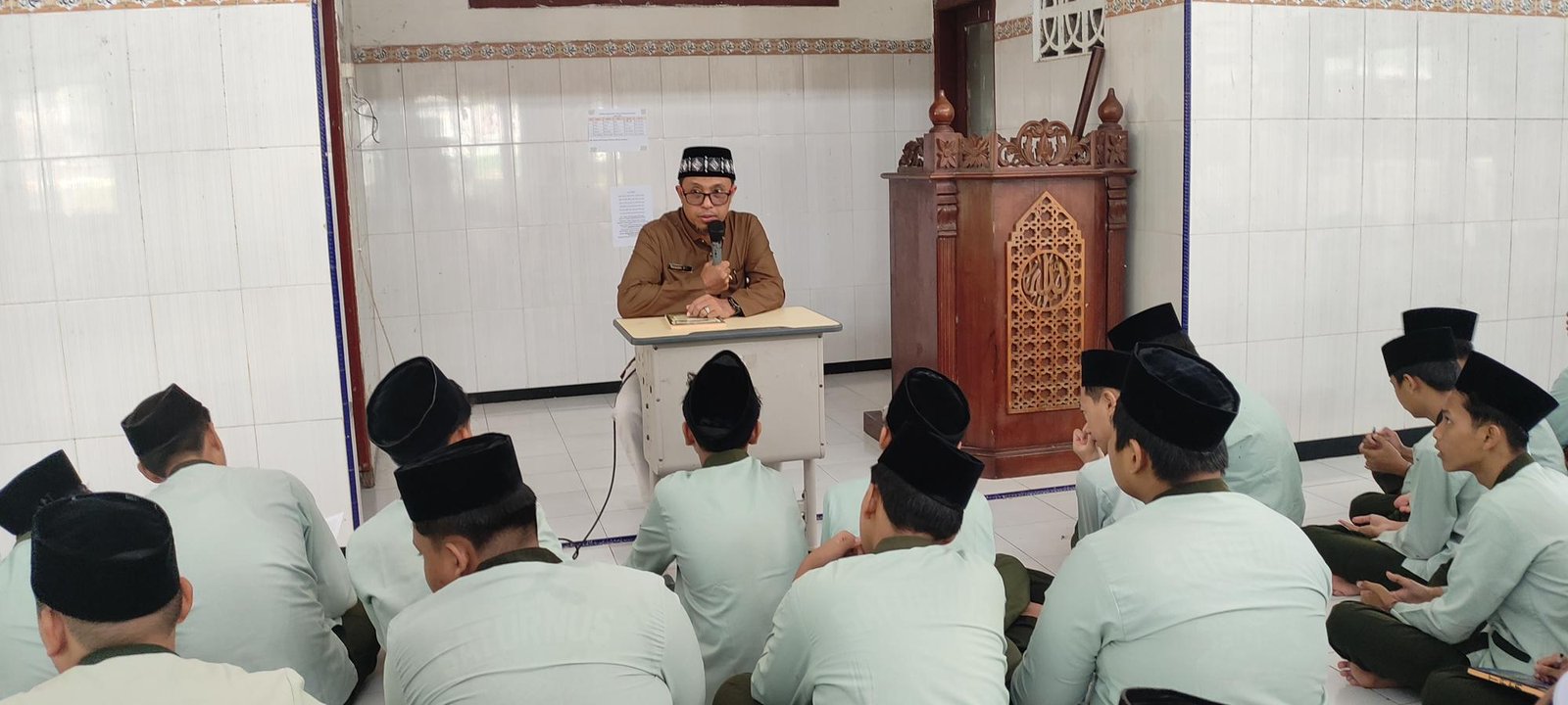 Siswa mengikuti pengajian mukhtarul ahadits di Masjid UM Dua SMP Bustanul Makmur