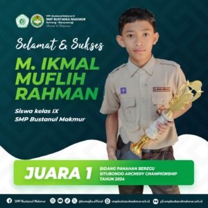 M. Ikmal Muflih Rahman bersama tim memegang medali Juara 1 panahan beregu tingkat nasional 2024