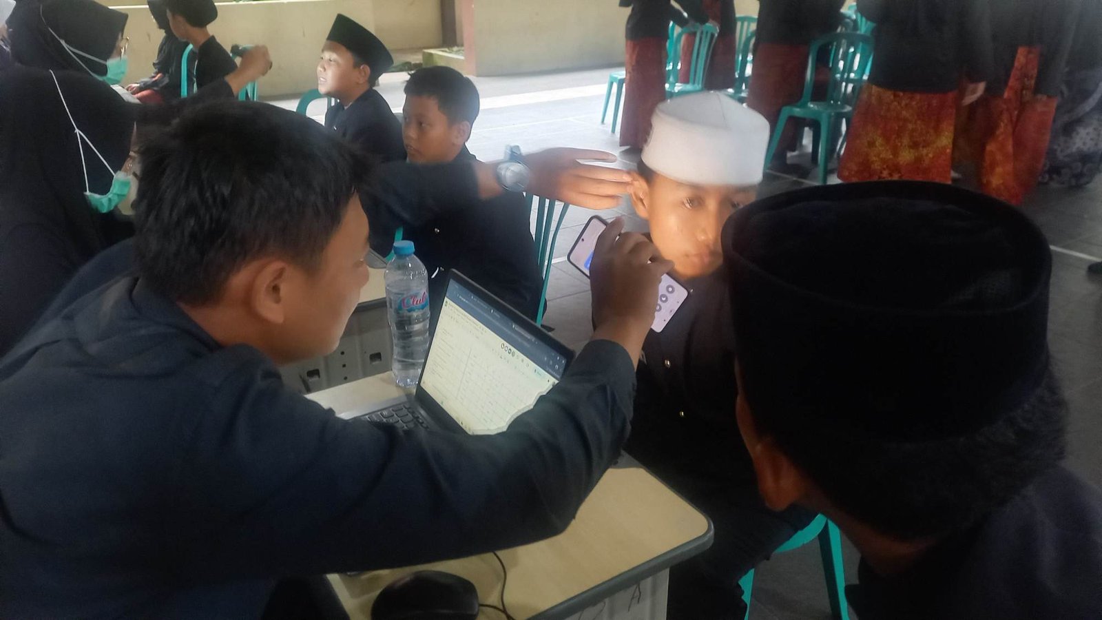 Petugas Puskesmas Kembiritan melakukan skrining kesehatan siswa SMP Bustanul Makmur