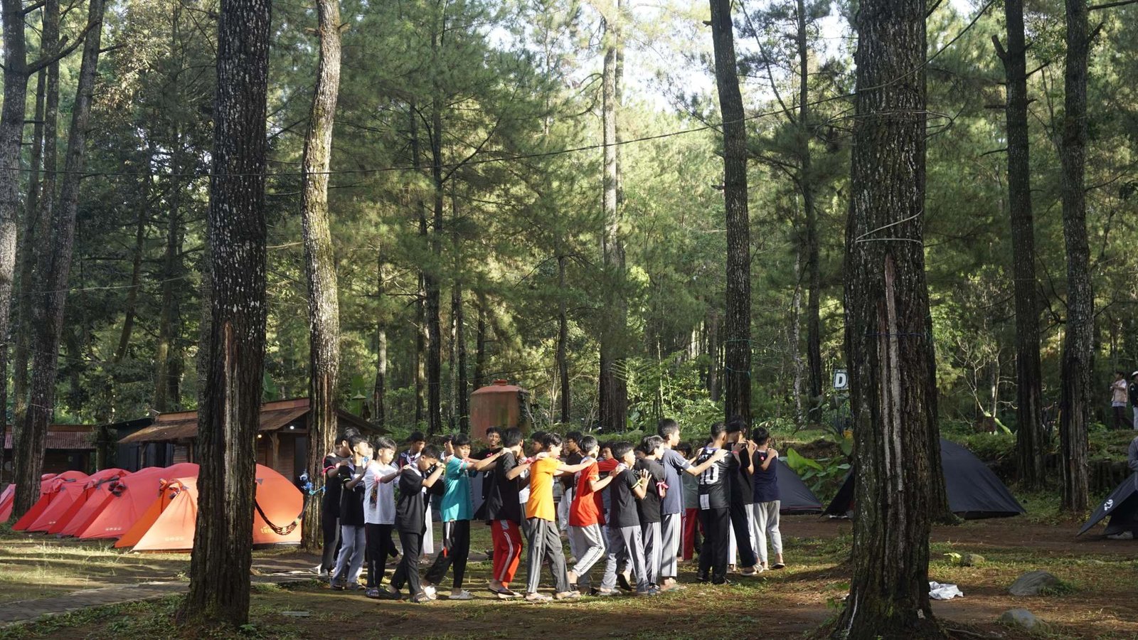 Kegiatan outbound dan senam pagi peserta LDKS SMP Bustanul Makmur di Kalisawah Songgon.