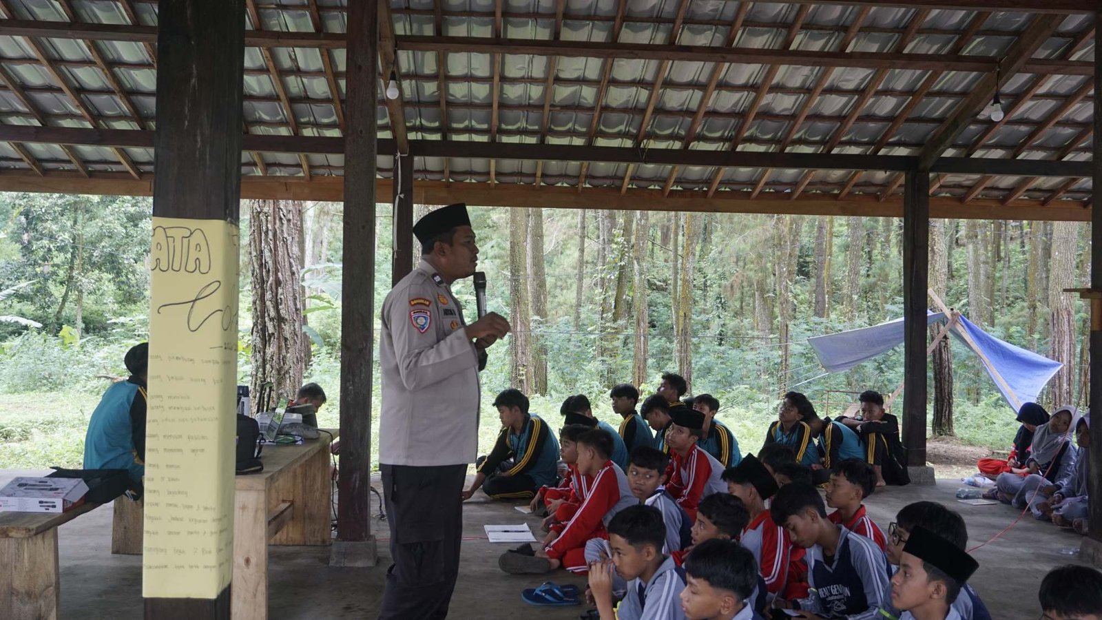 Pemberian materi Anti Bullying oleh Polsek Songgon dalam LDKS SMP Bustanul Makmur.