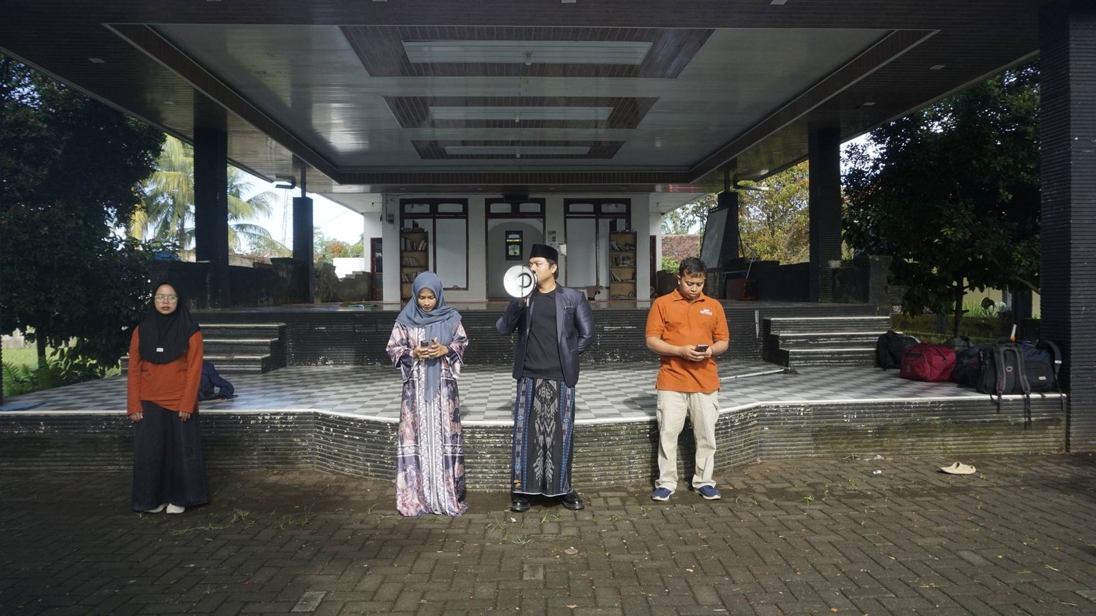 Sebanyak 109 peserta LDKS SMP Bustanul Makmur mengikuti apel pembukaan dengan khidmat di halaman sekolah.